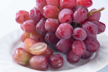 極上の一粒を味わう！希少価値の高いブラックシャインマスカットの美味しさの秘密