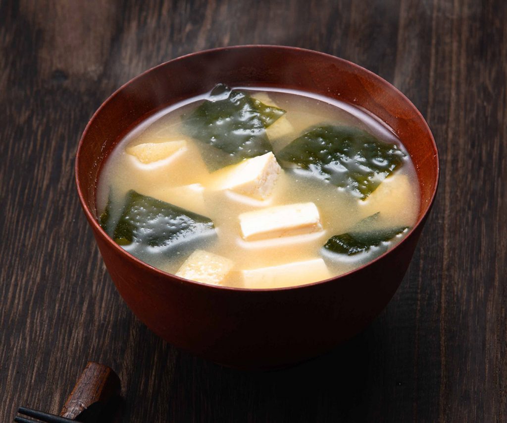 出汁が料理を変える!その歴史、種類、そして旨味を最大限引き出す方法。出汁の取り方と使い方でプロの味を再現。│ご当地風土